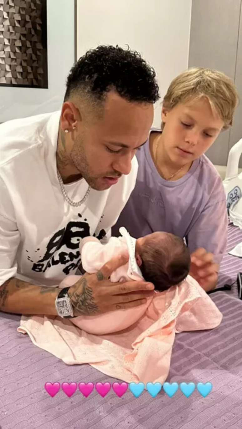 Rafaella também egistrou momento de Neymar com os filhos –