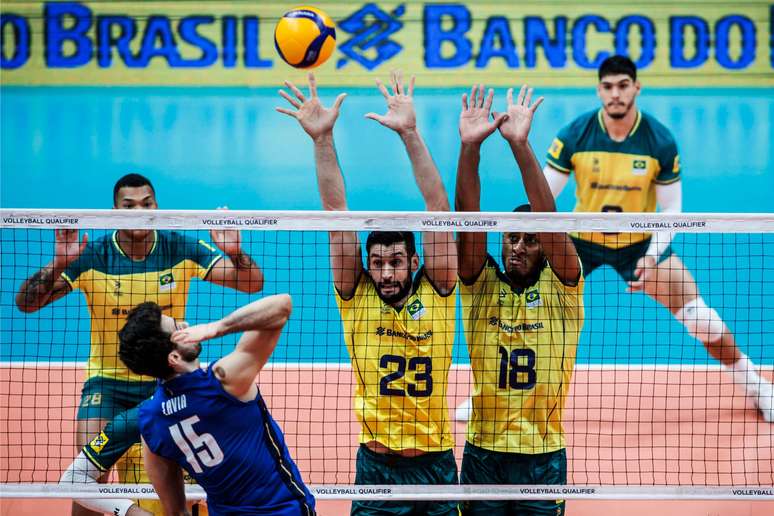 Brasil sofre, mas vence a Itália no tie-break e garante a vaga na Olimpíada  de Paris no vôlei masculino