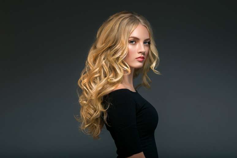 As mechas desse loiro são bem claras, caracterizadas pelo efeito “cabelo clareado pelo sol” 