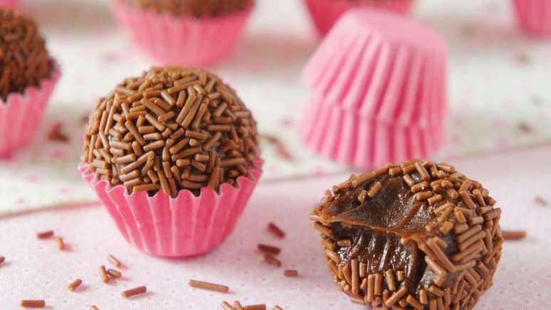 National delicacy: Learn how to make rolled brigadeiro for the first time