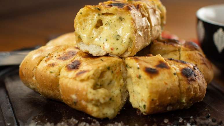 Homemade garlic bread to surprise during the barbecue