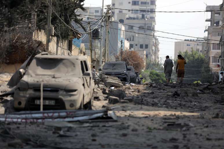 Palestino observa estragos em uma escola na cidade de Gaza, que foi destruída durante a noite em um ataque aéreo israelense 