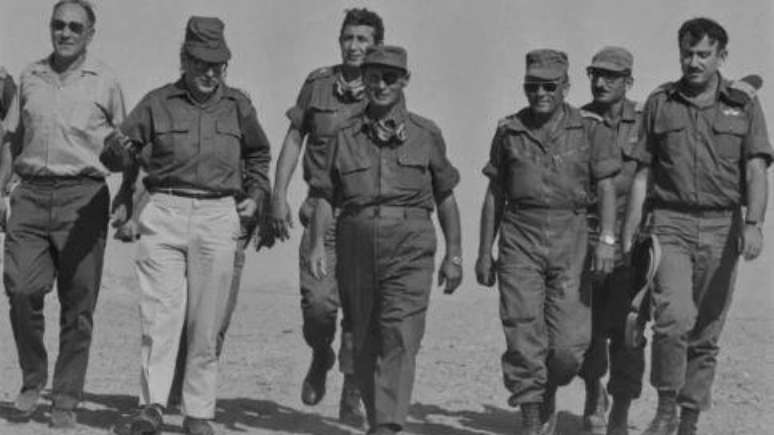 O ministro da Defesa de Israel, Moshe Dayan, e os chefes militares israelenses basearam sua estratégia de defesa na premissa de que o Egito não atacaria antes de contar com uma Força Aérea poderosa, similar à de Israel