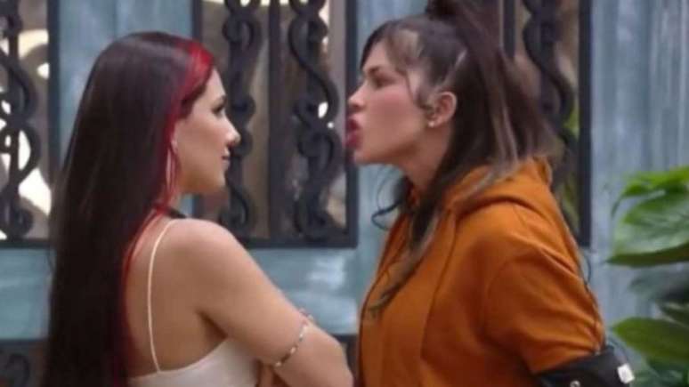 Alicia X e Nadja (Reprodução/Record TV)