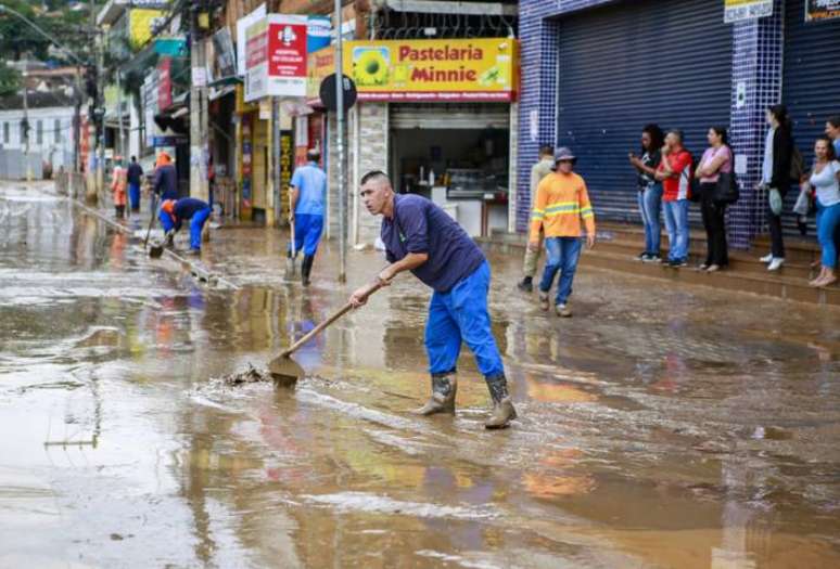 Fortes chuvas provocam alagamentos em Franco da Rocha, na região metropolitana de São Paulo. Trabalhadores realizam limpeza das ruas.