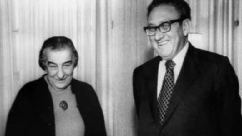 O secretário de Estado norte-americano Henry Kissinger esteve no centro das negociações que levaram ao envio de ajuda a Israel e ao cessar-fogo para o conflito; na foto, ele aparece com Golda Meir