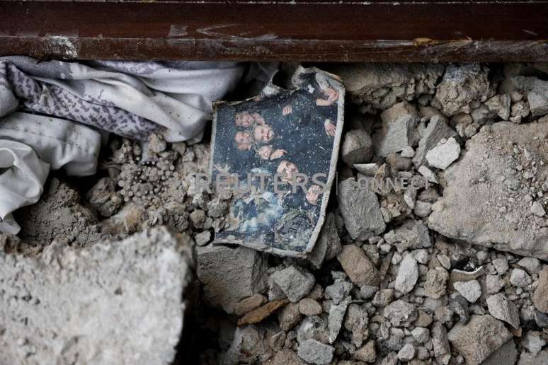 Foto de um casamento no chão de prédio atingido por foguetes de Gaza em Ashkelon
09/10/2023
REUTERS/Amir Cohen 