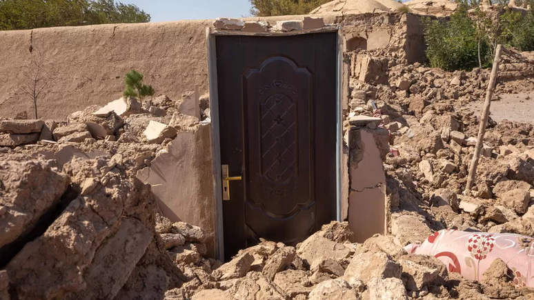 Uma porta solitária é tudo o que resta de um edifício em Herat após o terremoto de sábado