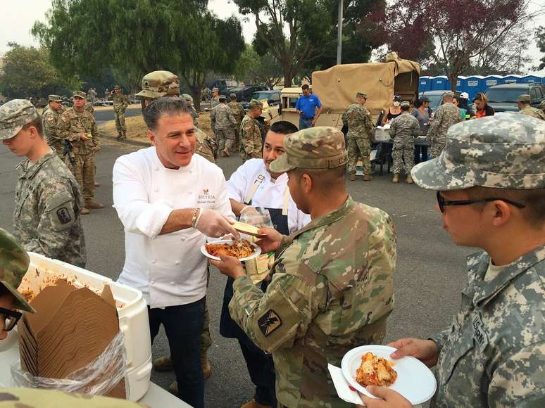 Michael Chiarello, chef de cozinha, servindo comida para militares