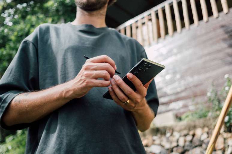 Samsung já garante cinco anos de atualizações para a linha Galaxy; ideia é expandir esse suporte para todos os aparelhos da marca e atender a regulações internacionais (Imagem: Jonas Leupe/Unsplash)