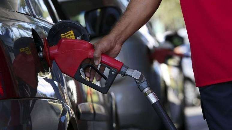 Gasolina compromete cerca de 5% do orçamento das famílias brasileiras, observa economista da FGV