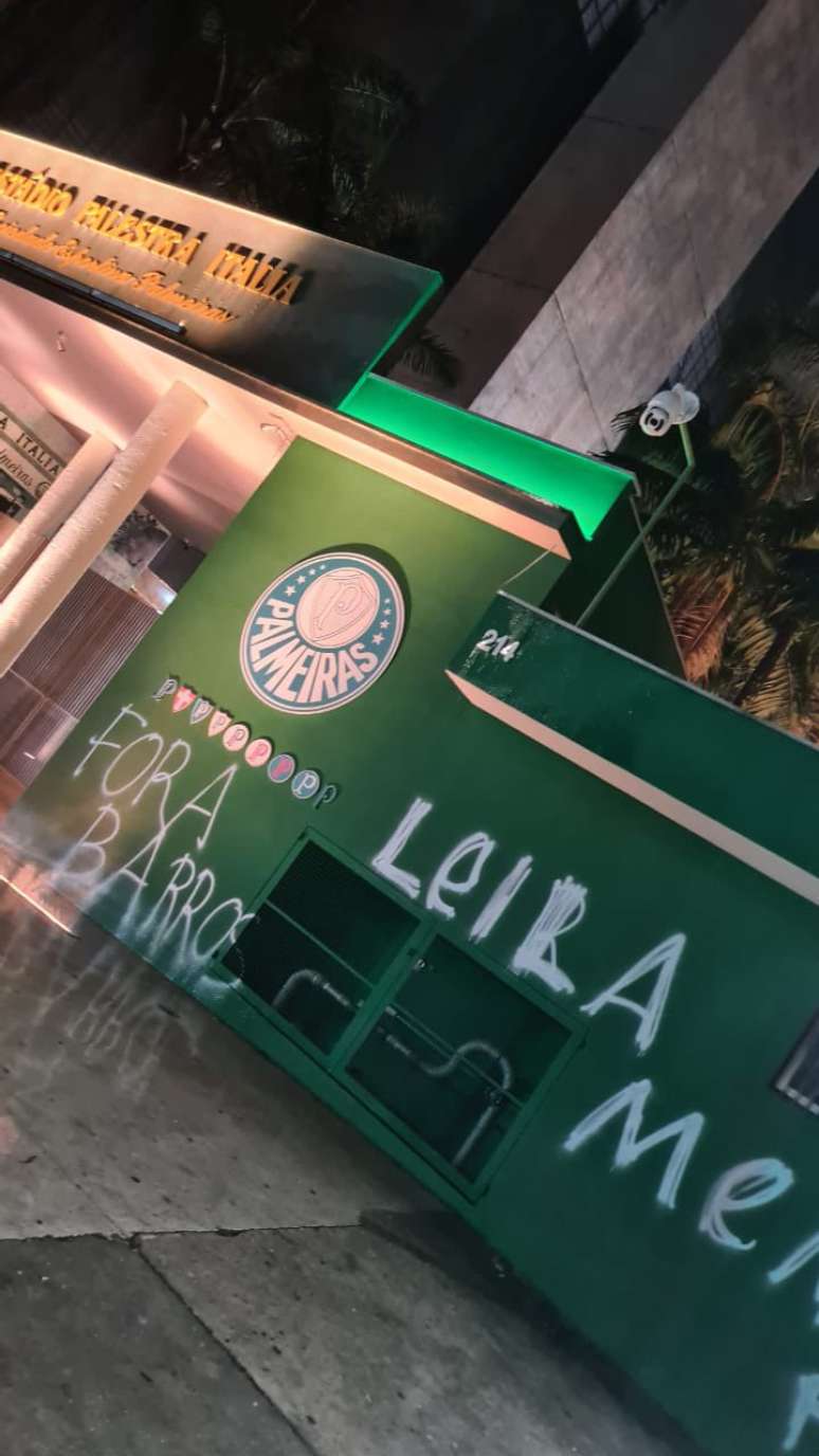 Muros da sede do Palmeiras s&atilde;o pichados em protesto a Leila Pereira &ndash;