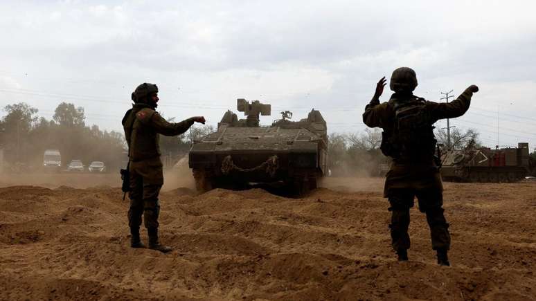 Soldados israelenses dirigem um veículo blindado, enquanto a violência em torno da Faixa de Gaza