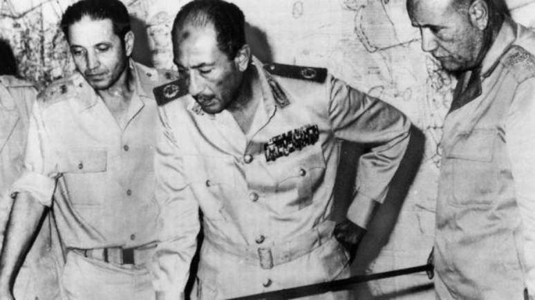 O governo do presidente egípcio Anwar al-Sadat (centro) passou anos preparando detalhadamente a ofensiva contra Israel