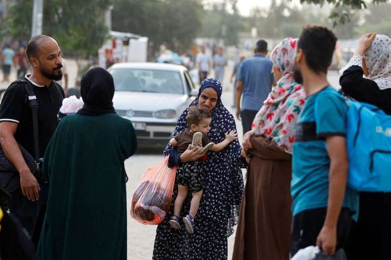 Pessoas deixam suas casas em Khan Younis, em meio aos ataques israelenses ao sul da Faixa de Gaza (9/10/2023)