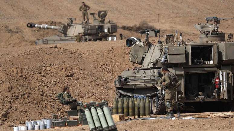 Soldados israelenses posicionados em Kfar Aza