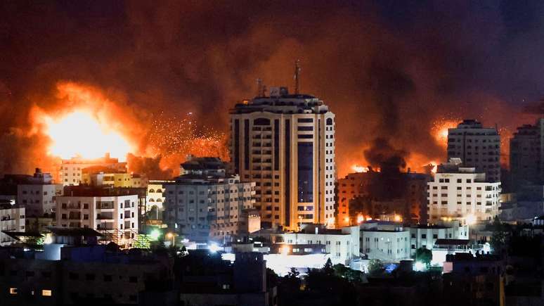 Chamas e fumaça tomam o céu durante ataques israelenses em Gaza