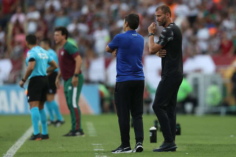 Lucio Flavio e Carli trocam ideias durante a vitória no Maracanã –