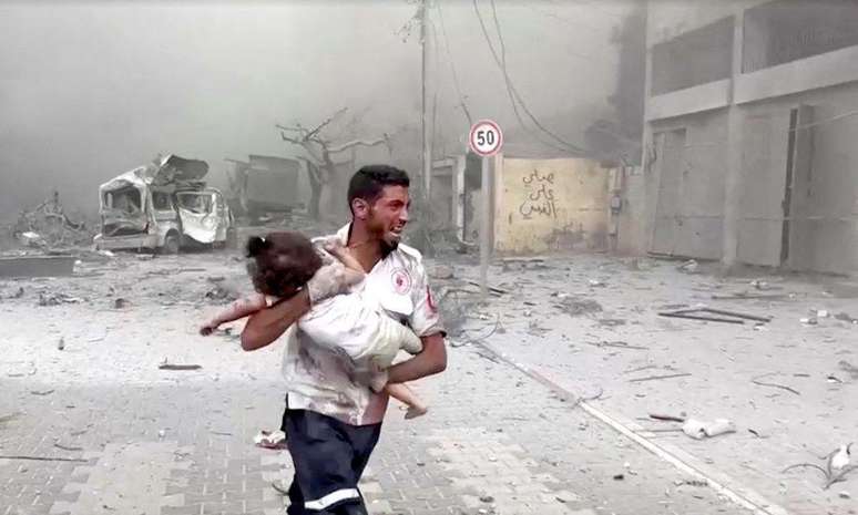 Médico carrega criança ferida após ataques a Gaza; civis foram atingidos em ambos os lados do conflito