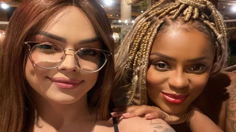 Cari&uacute;cha ao lado da filha.