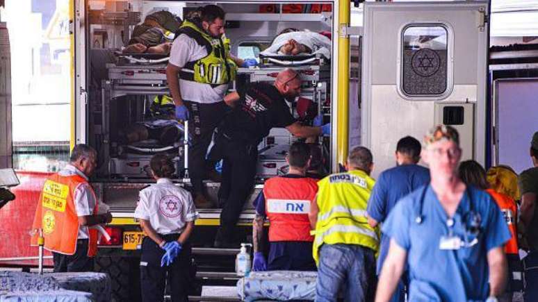 Ambul&acirc;ncia transporta feridos para hospital em Tel Aviv, ap&oacute;s uma incurs&atilde;o do Hamas nos assentamentos israelenses ao redor da Faixa de Gaza