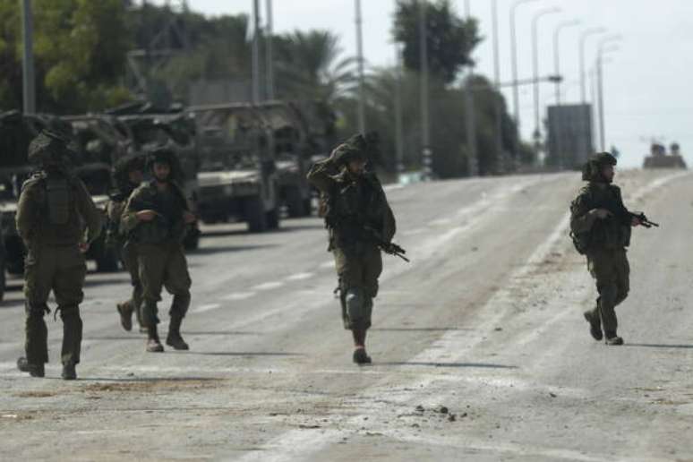 Ex&eacute;rcito israelense remove corpos do kibbutz Kfar Aza