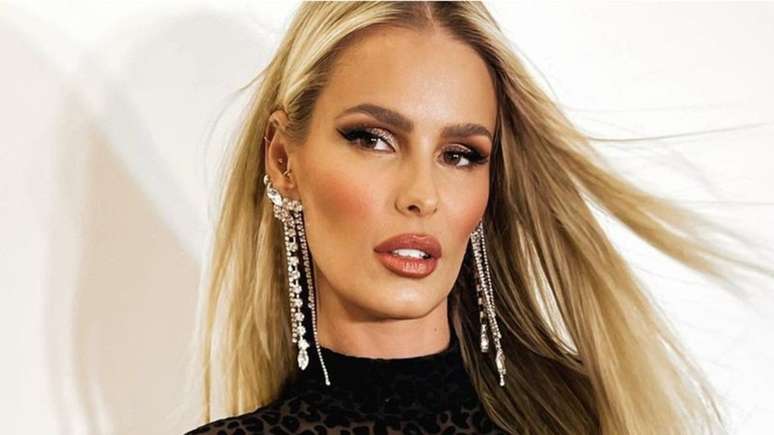 Yasmin Brunet shocks by showing off her waistline after liposuction rumors