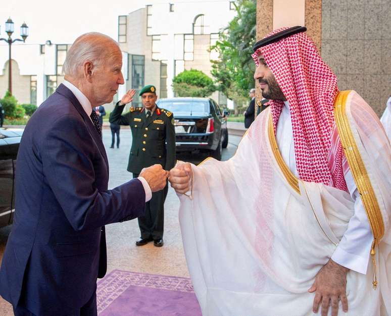 O pr&iacute;ncipe herdeiro saudita, Mohammed bin Salman, e o presidente dos EUA, Joe Biden
