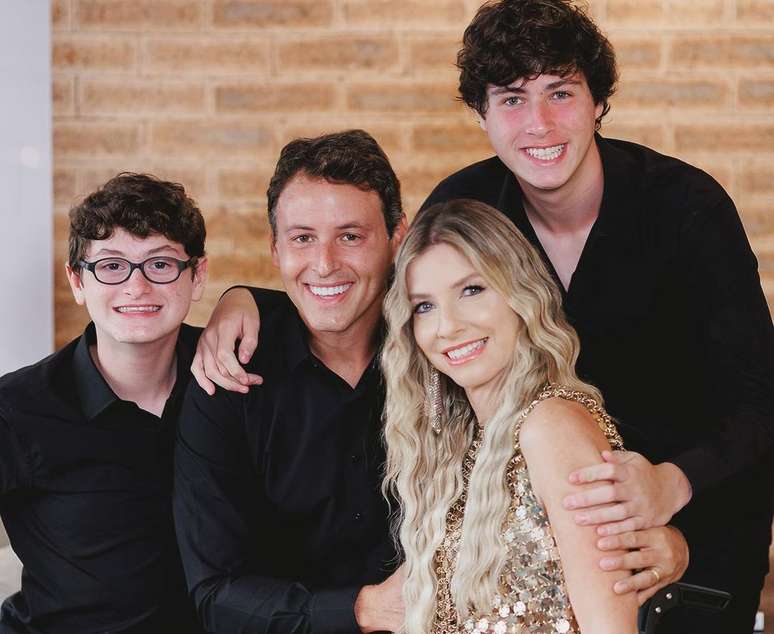 Com Jaques, com quem est&aacute; h&aacute; mais de duas d&eacute;cadas, e os filhos Leonardo, de 14 anos, e Guilherme, de 17: a fam&iacute;lia que o casal sempre sonhou