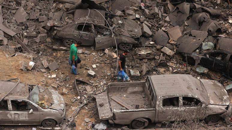 Homens entre os escombros em um ponto bombardeado no campo de refugiados de Shati, na cidade de Gaza