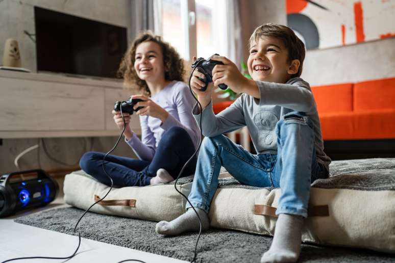 Children's screen time should be monitored by adults Children's screen time should be monitored by adults
