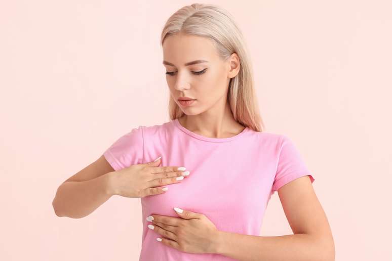 O autoexame ajuda a identificar anormalidades na região das mamas 