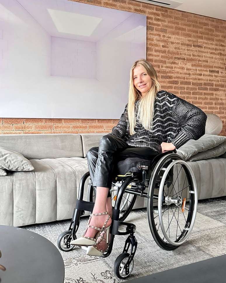 Salto alto e cadeira de rodas: "Eu gosto de me sentir bonita, isso me faz bem!"
