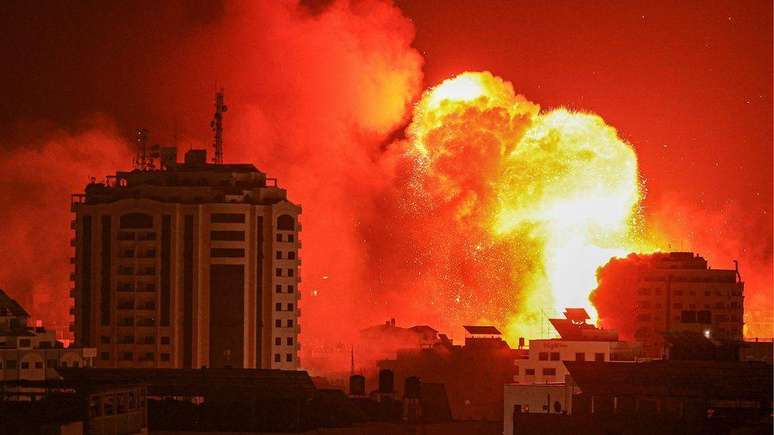 Grandes explosões têm ocorrido em Gaza com ataques de Israel