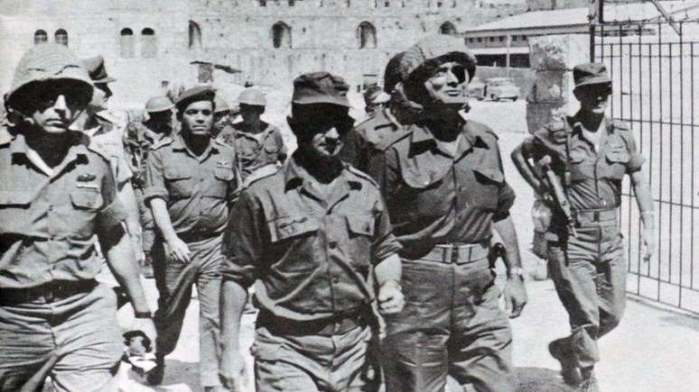 O Exército israelense ocupou Jerusalém Oriental após sua vitória na Guerra dos Seis Dias, em 1967