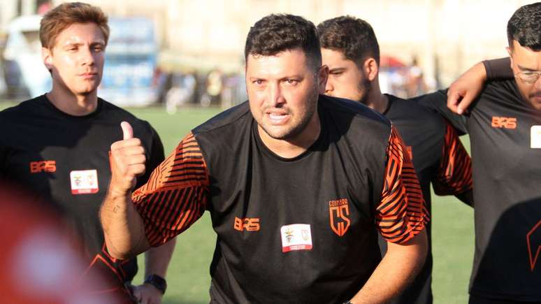 Eduardo Abdo &eacute; o comandante do Coimbra na final do Campeonato Mineiro Sub-20 contra o Cruzeiro 