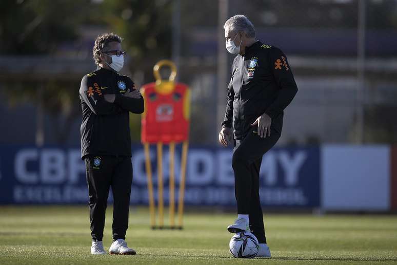 Cléber Xavier é o fiel escudeiro de Tite desde 2001, nos tempos em que o treinador comandava o Grêmio – Lucas Figueiredo/CBF