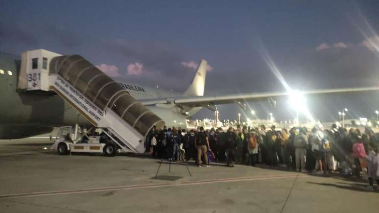Brasileiros embarcam em voo da FAB para deixar Israel e voltar ao Brasil