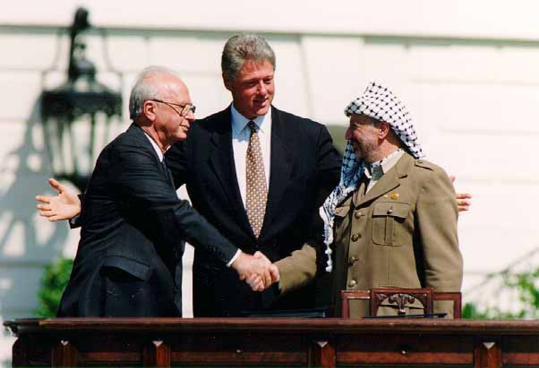 Ex-Primeiro Ministro de Israel, Yitzhak Rabin, o ex-presidente dos Estados Unidos, Bill Clinton, e o ex-presidente do Estado da Palestina, Yasser Arafat, em acordo de paz em Oslo /