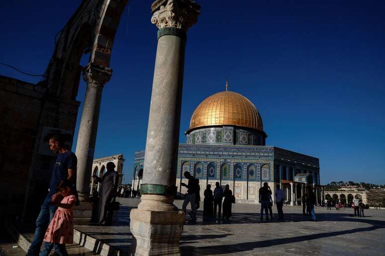 Palestinos se re&uacute;nem em frente ao Domo da Rocha, no complexo de Al-Aqsa