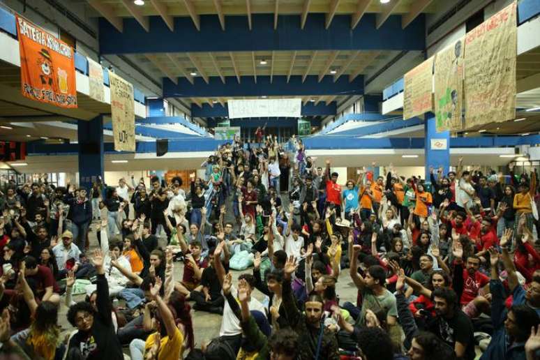 Assembleia de estudantes da FFLCH na segunda-feira manteve a greve na USP