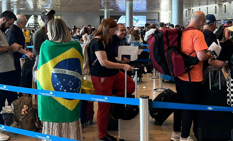 Brasileiros que estavam em Israel embarcam no avi&atilde;o da FAB em 1&ordm; voo de repatria&ccedil;&atilde;o