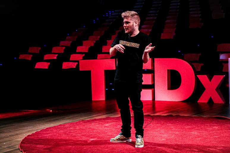Carlos Stênio falando sobre seus projetos no TEDx