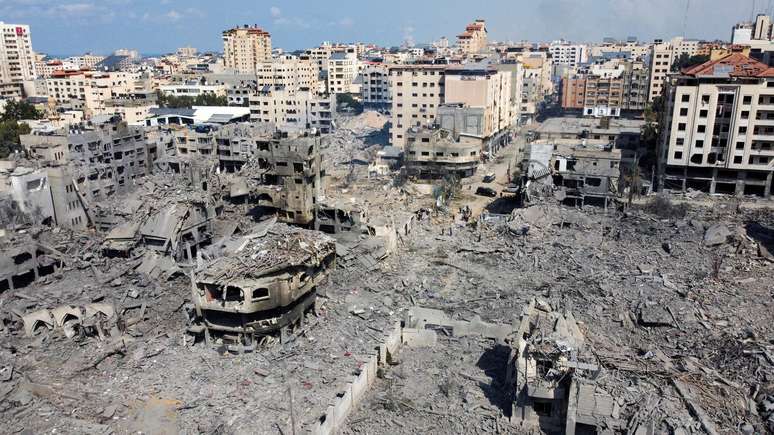Imagem aérea mostra prédios e casas destruídos por bombardeios israelenses na cidade de Gaza