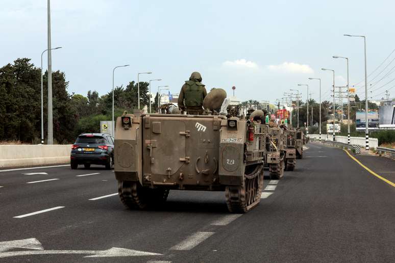 Um comboio de ve&iacute;culos blindados de transporte de pessoal (APCs) dirige-se &agrave; fronteira de Israel com o L&iacute;bano, em Nahariya, norte de Israel