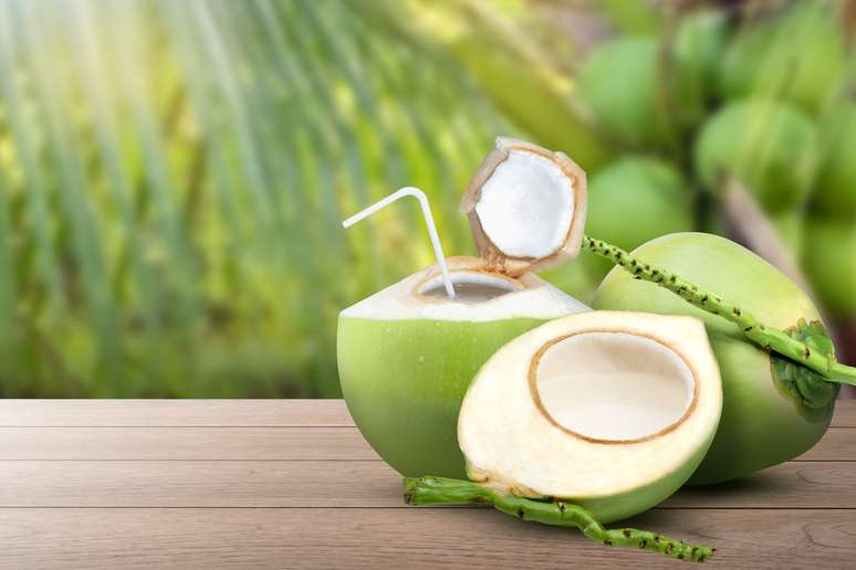 Polpa do coco é fonte de gorduras saudáveis, e contém manganês, cobre e vitamina C.