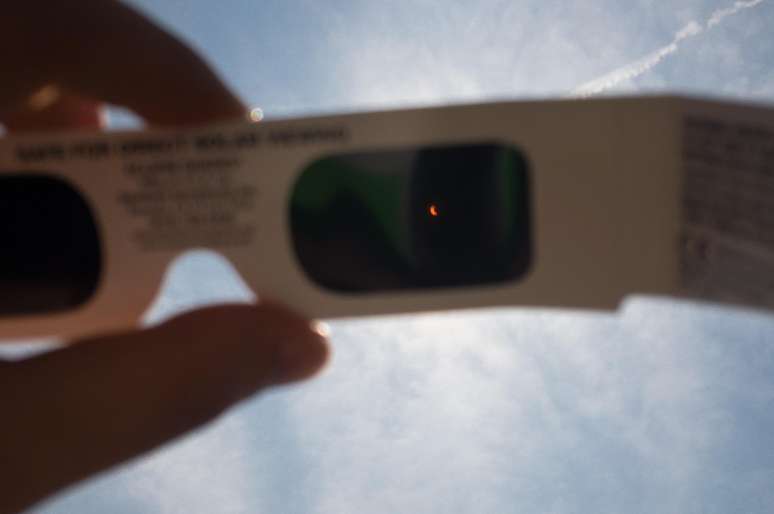 Óculos escuro serve para ver eclipe? Veja o que diz astrônomo