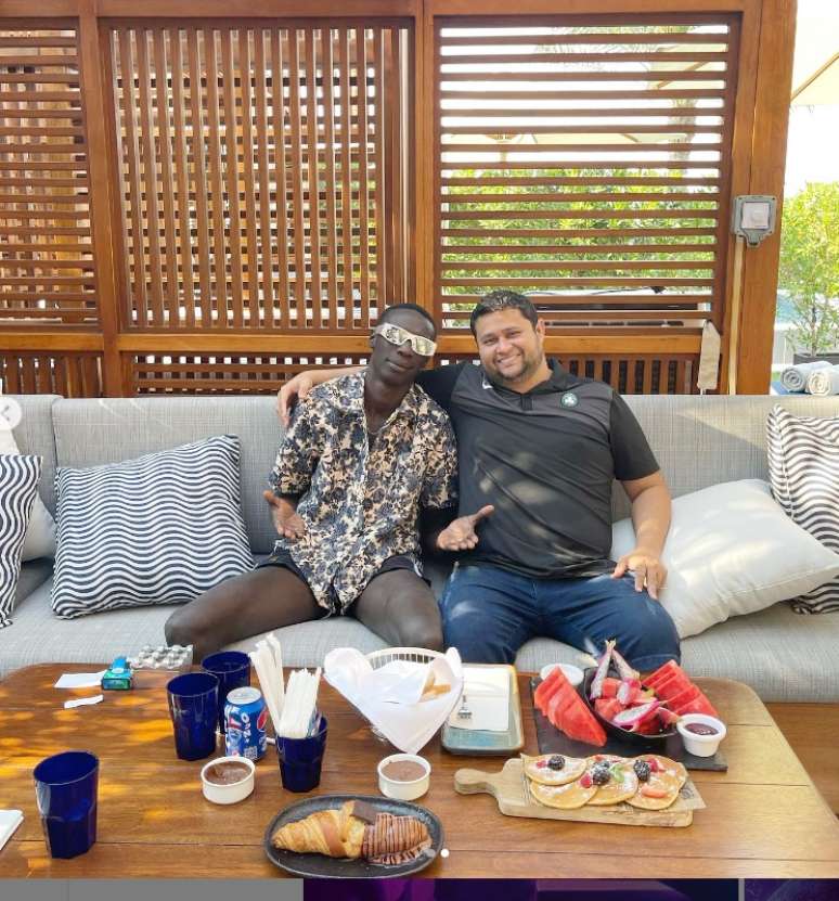 O influenciador Khaby Lame com o brasileiro Deibson Silva, do Legathum Global Institute