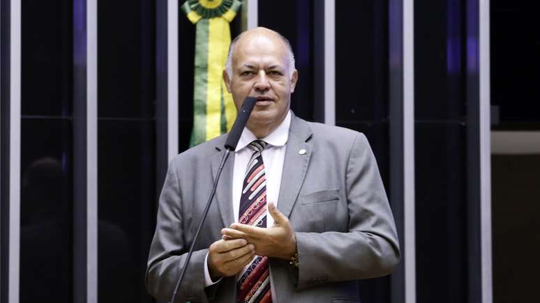 O relator, deputado Pastor Eurico (PL-PE), pediu mais tempo para analisar as manifesta&ccedil;&otilde;es dos membros do colegiado
