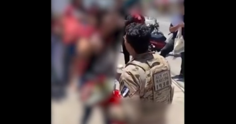 O policial militar aparece fardando pedindo entregando uma alian&ccedil;a para a menina